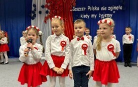 ZAJĄCZKI RECYTUJĄ WIERSZE.
