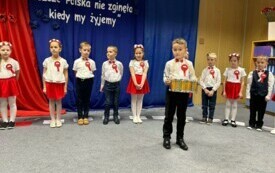 UROCZYSTOŚĆ 11 LISTOPADA. DZIECI ŚPIEWAJĄ UTW&Oacute;R PT. OD MORZA AŻ DO TATR. NA ZDJĘCIU CHŁOPIEC Z BĘBENKIEM - INSTRUMENTACJA UTWORU.