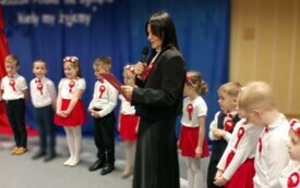 UROCZYSTOŚĆ 11 LISTOPADA - PANI DYREKTOR WITA ZAPROSZONYCH GOŚCI.