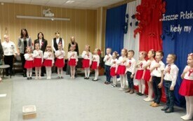 UROCZYSTE ZAKOŃCZENIE CZĘŚCI ARTYSTYCZNEJ - DZIECI ŚPIEWAJĄ POLSKI HYMN NARODOWY