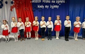 UROCZYSTE ZAKOŃCZENIE CZĘŚCI ARTYSTYCZNEJ - DZIECI ŚPIEWAJĄ POLSKI HYMN NARODOWY.