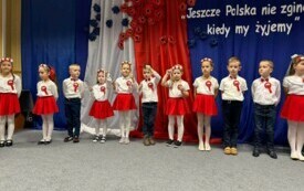 ŚPIEW ORAZ INSTRUMENTACJA UTWORU PT. NIEPODLEGŁY KRAJ.