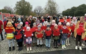 SŁONECZKA UCZSTNICZĄ W PIĘKNYM ZGIERSKIM WYDARZENIU ŻYWA FLAGA.