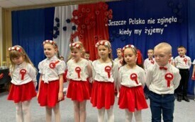 SŁONECZKA RECYTUJĄ WIERSZE.