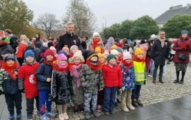 KRASNALE WZIĘŁY UDZIAŁ W WYDARZENIU ŻYWA FLAGA. NA ZDJĘCIU Z PREZYDEMTEM MIASTA ZGIERZA - PRZEMYSŁAWEM STANISZEWSKIM.
