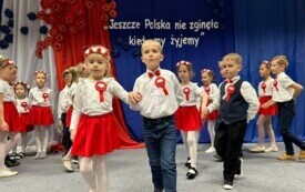 KRASNALE PREZENTUJĄ TANIEC NARODOWY  - POLONEZ.