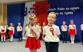 KINGA I ALEKSANDER ŚPIEWAJĄ UTW&Oacute;R PT.  ROZKWITAŁY PĄKI BIAŁYCH R&Oacute;Ż.