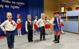 DZIECI PREZENTUJĄ UKŁAD TANECZNY DO UTWORU PT. PŁYNIE WISŁA, PŁYNIE.