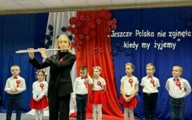 ABSOLWENTKA NASZEGO PRZEDSZKOLA WYKONUJE NA FLECIE POPRZECZNYM UTW&Oacute;R PT. ROTA.
