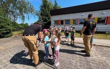 Dzieci biorą udział w pokazach Strażak&oacute;w