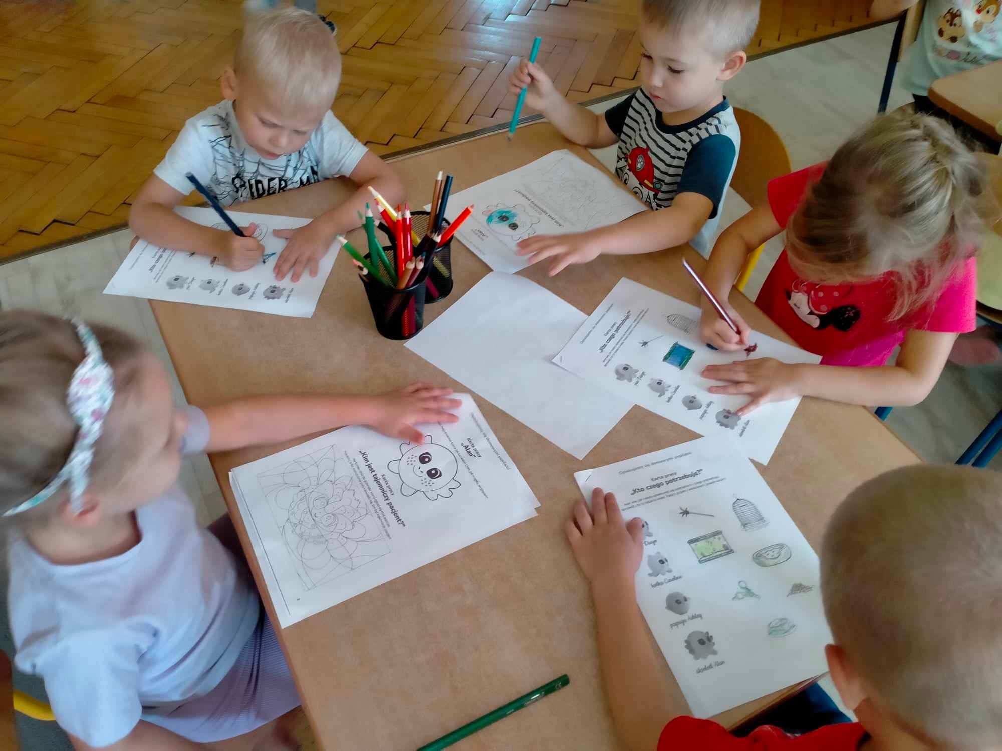 WIEWIÓRKI POZNAJĄ BOHATERÓW PROJEKTU WIEWIÓRKI POZNAJĄ BOHATERÓW PROJEKTU