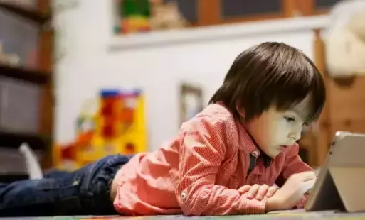 Dziecko wpatrujące się w ekran tabletu