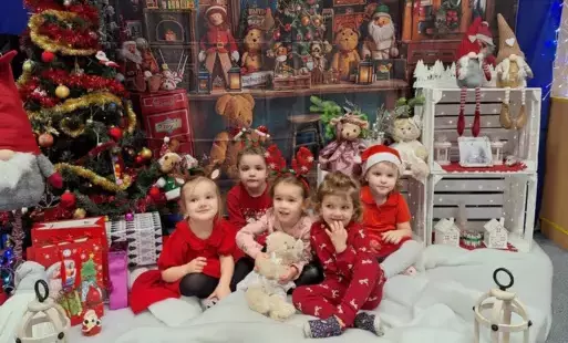 Dziewczynki pozują do zdjęcia 