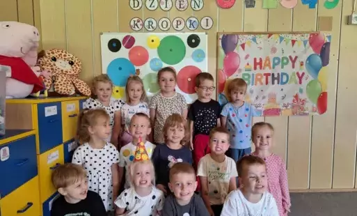 Dzieci pozują do wspólnego zdjęcia 