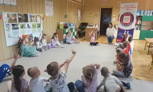 dzieci zgłaszają się do odpowiedzi 