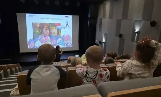 Dzieci siedzą w kinie 