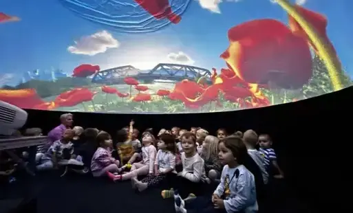Dzieci w kinie sferycznym
