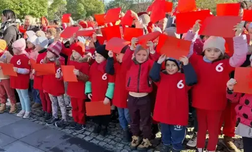 Dzieci biorą udział w akcji Żywej Flagi