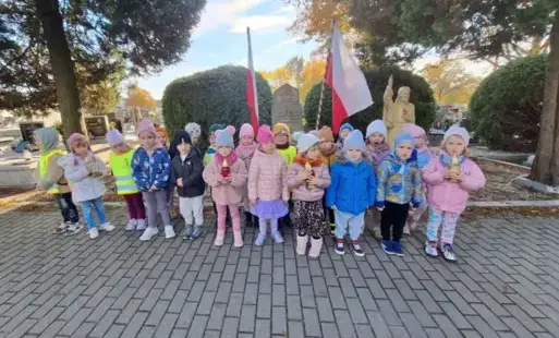 Dzieci pozują do zdjęcia