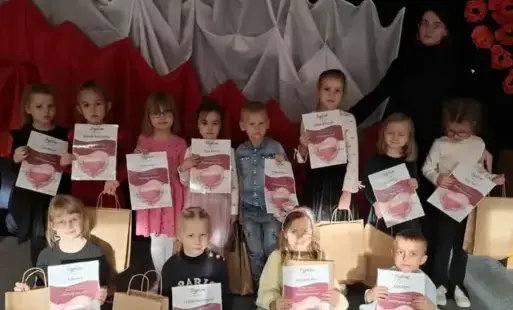Uczestnicy konkursu pozują do wspólnego zdjęcia
