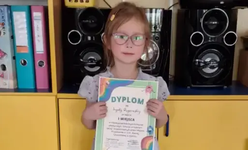 Dziewczynka pozuje do zdjęcia