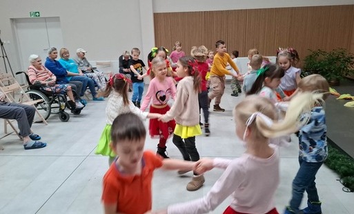 Dzieci występują przed publicznością