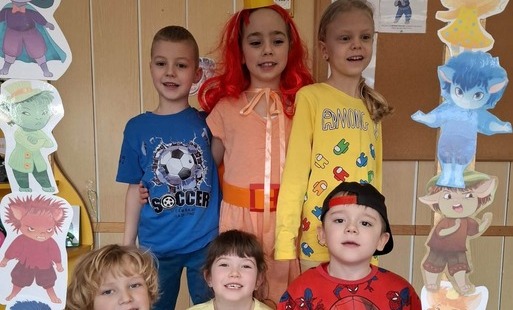 Dzieci pozują do zdjęcia