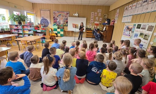 Dzieci słuchają występu muzycznego