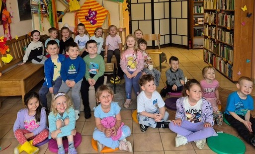 Dzieci pozują do zdjęcia