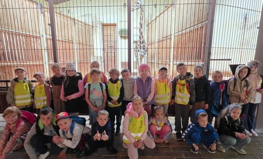 Dzieci pozują do grupowego zdjęcia 