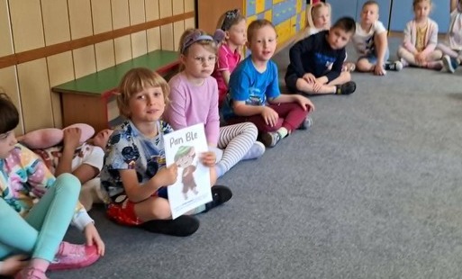 Dzieci biorą udział w zajęciach