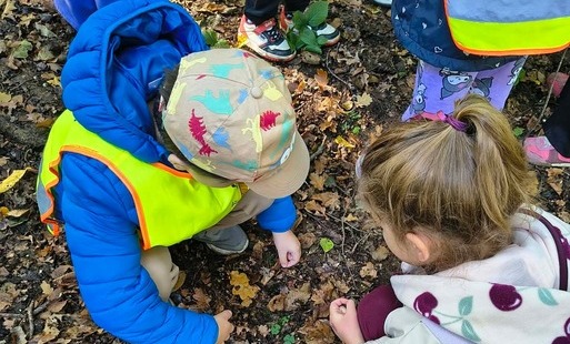 Dzieci biorą udział w wycieczce edukacyjnej